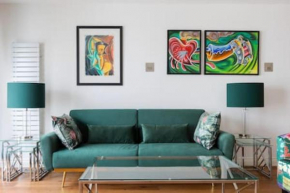 Modern and large oasis flat in Camden with patio